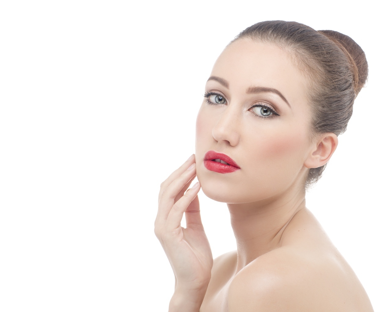 Волосы девушки собраны в пучок