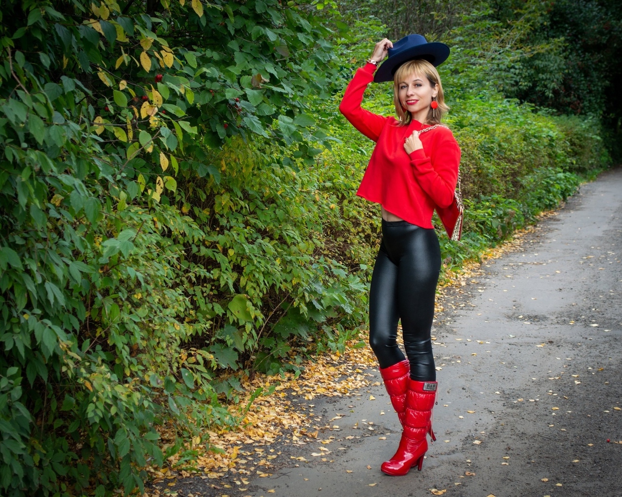 Молодая девушка в черно-красном наряде в парке