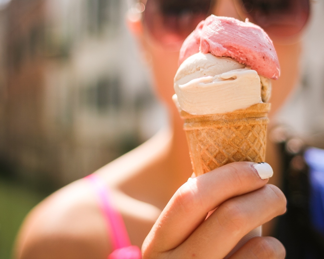 Девушка держит в руках мороженое