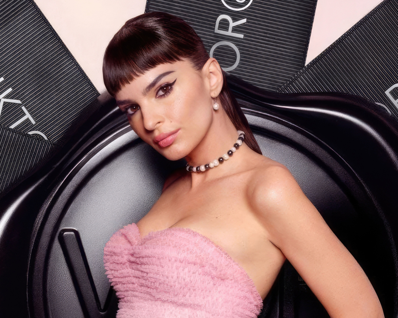 Американская модель Эмили Ратаковски с украшением на шее