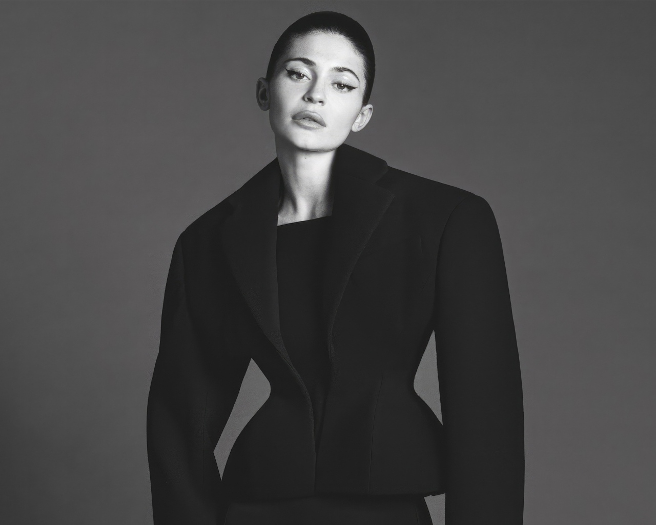 Американская модель Кайли Дженнер в черном пальто