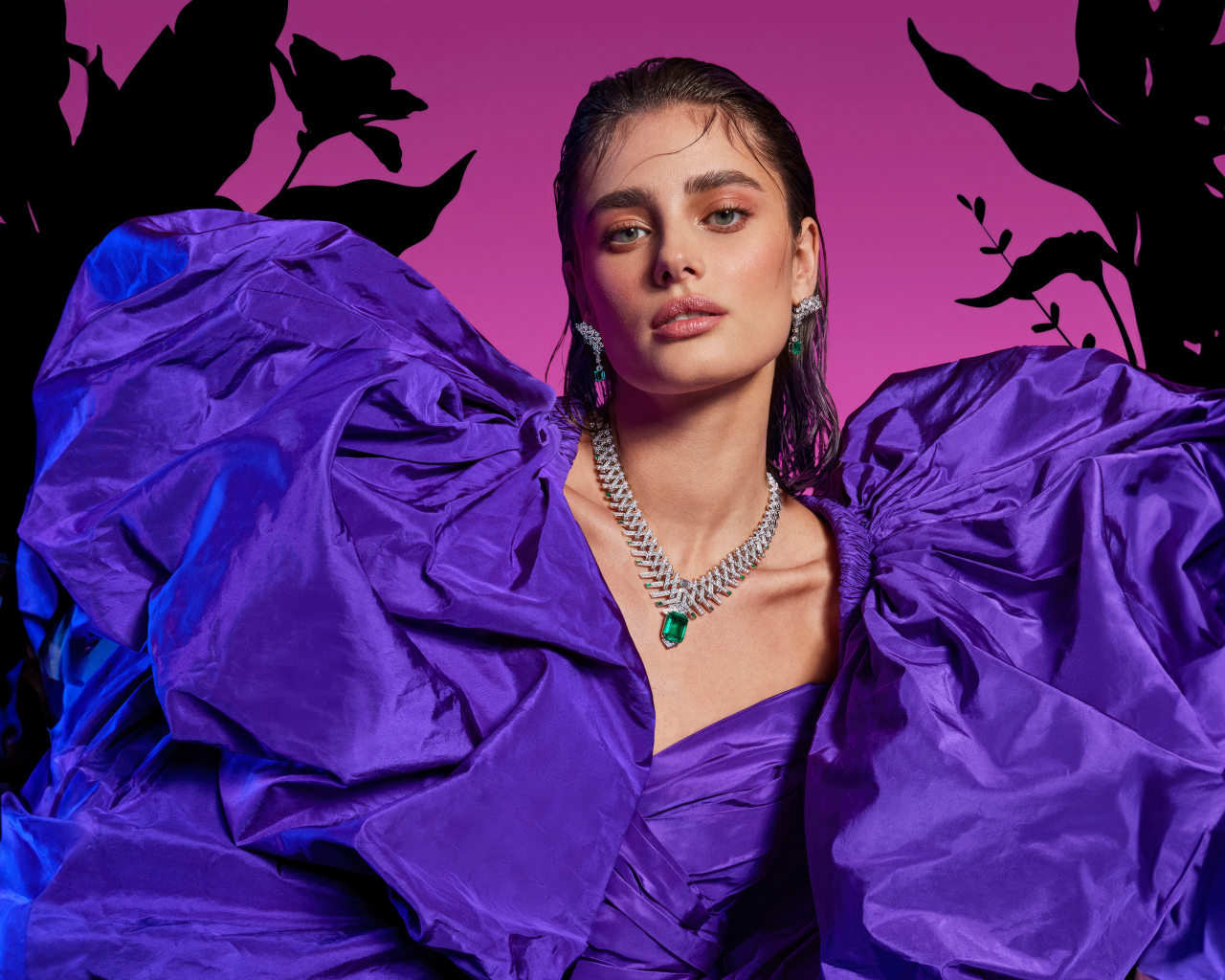 Американская модель Тейлор Хилл в красивом сиреневом платье