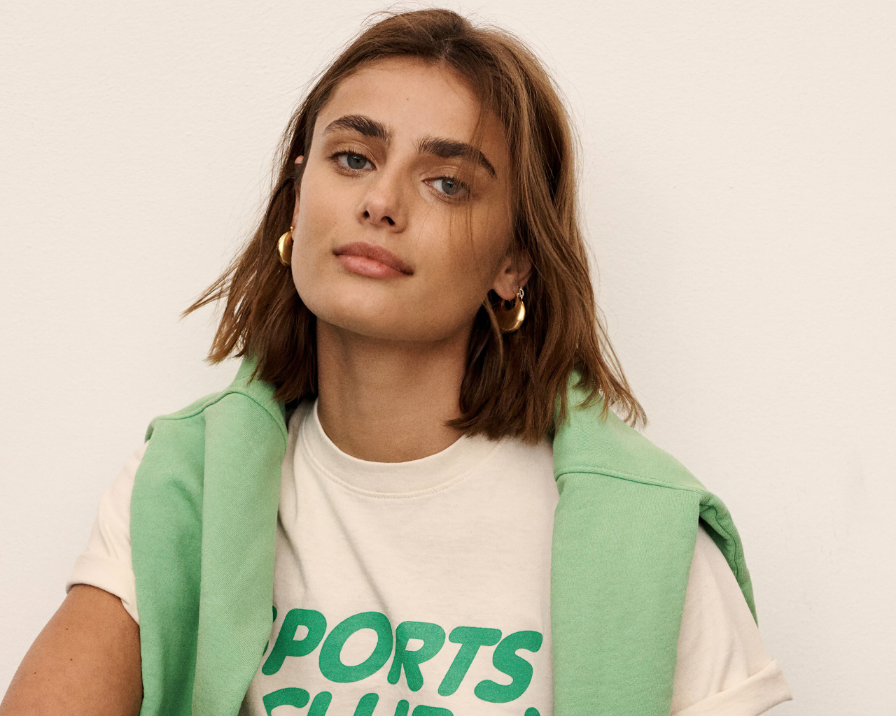 Американская модель Тейлор Хилл на белом фоне