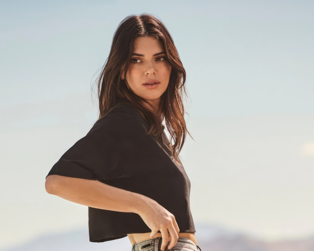 Американская популярная модель Кендалл Дженнер в черной футболке