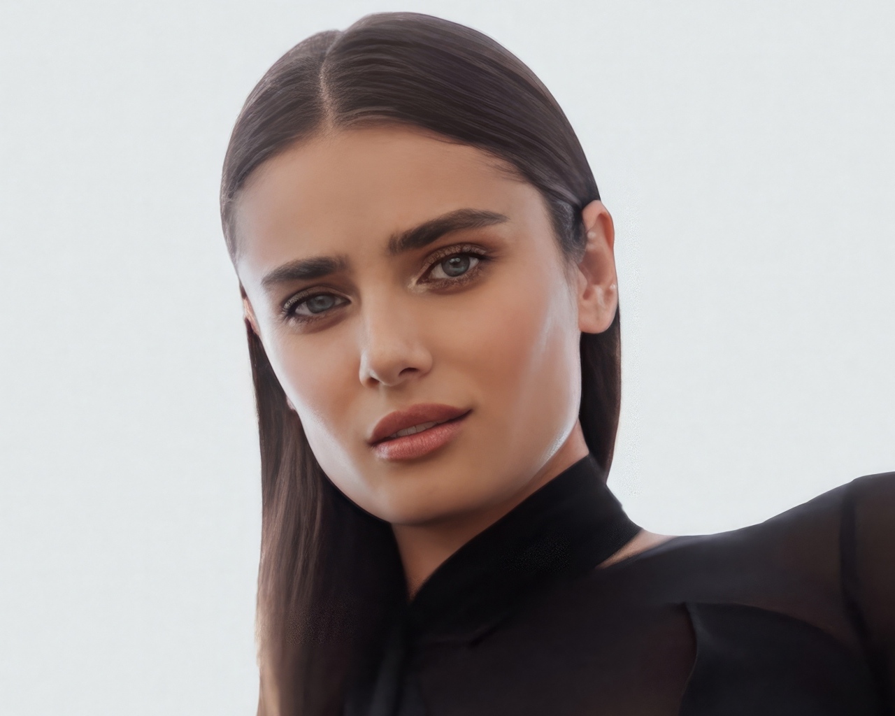 Американская топ модель Тейлор Хилл на белом фоне