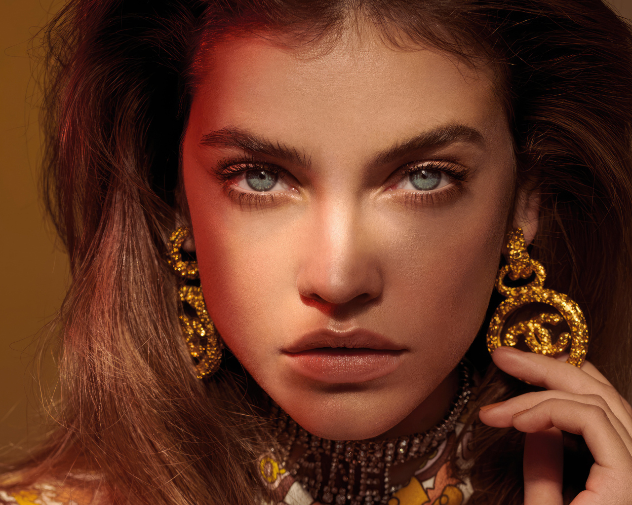 Красивые сережки у модели Барбара Палвин