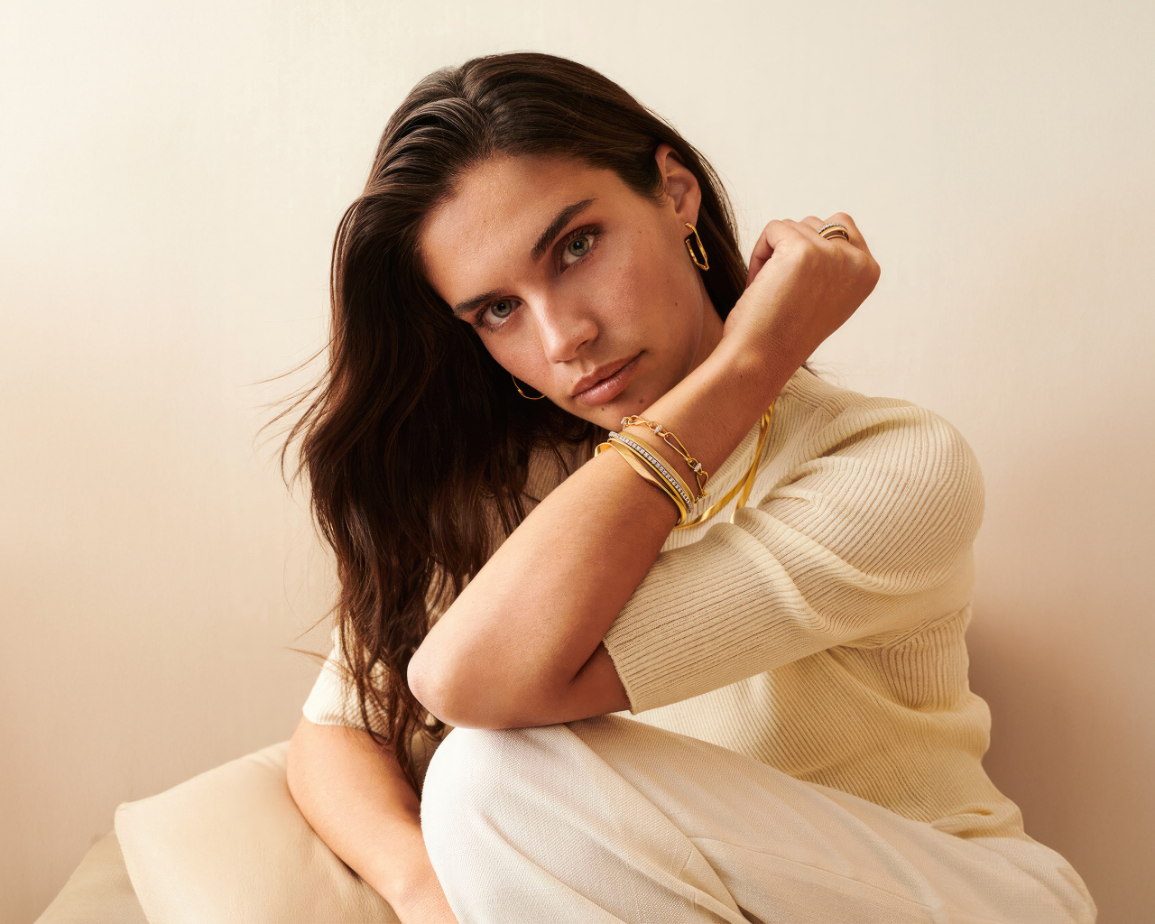 Красивая выразительная модель Сара Сампайо в белом наряде