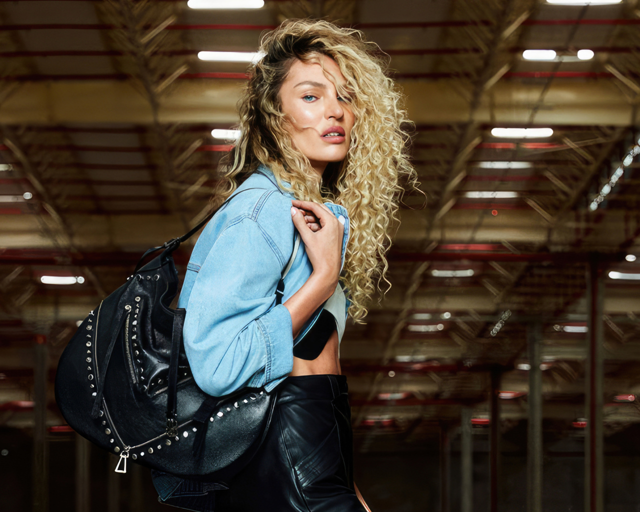 Красивая модель Кэндис Свейнпол с большой черной сумкой