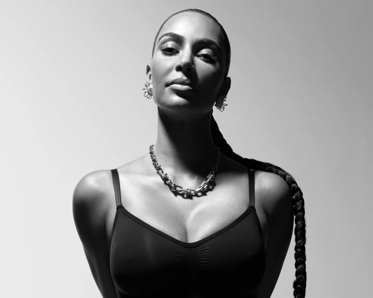 Черно-белое фото Ким Кардашьян