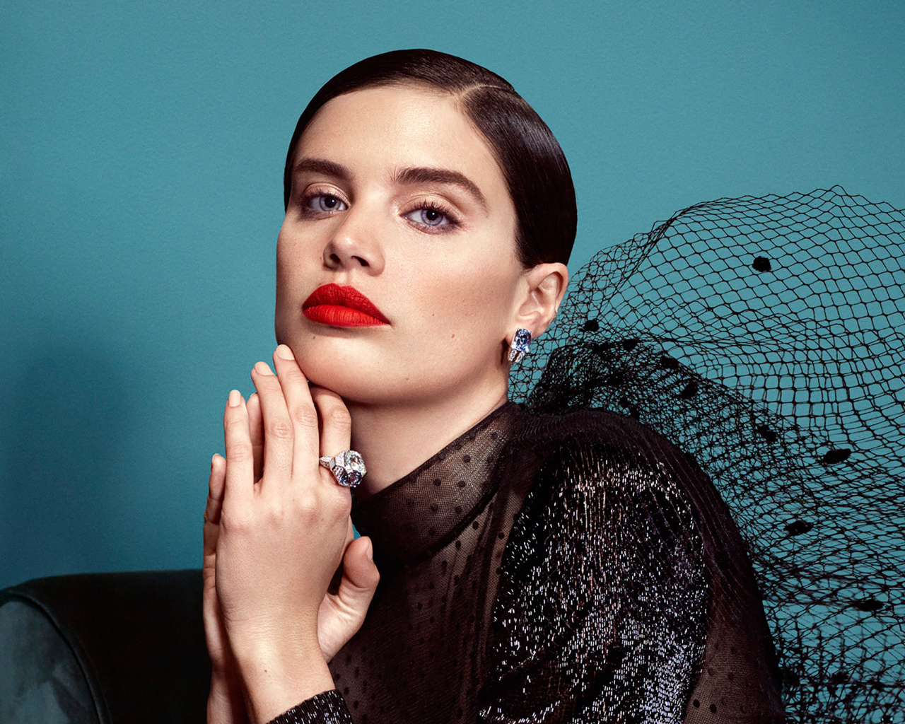 Голубоглазая модель Сара Сампайо в черном платье