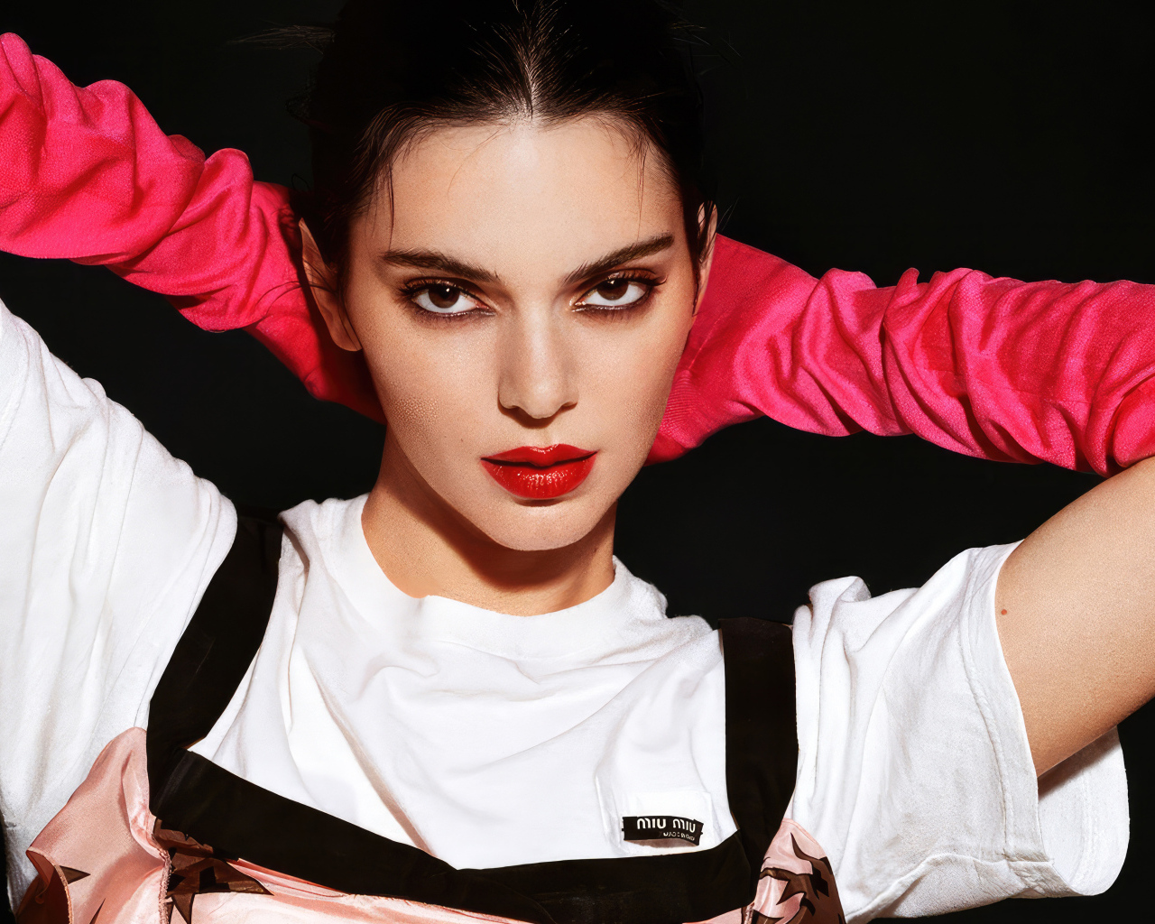 Кареглазая модель Кендалл Дженнер в красных перчатках