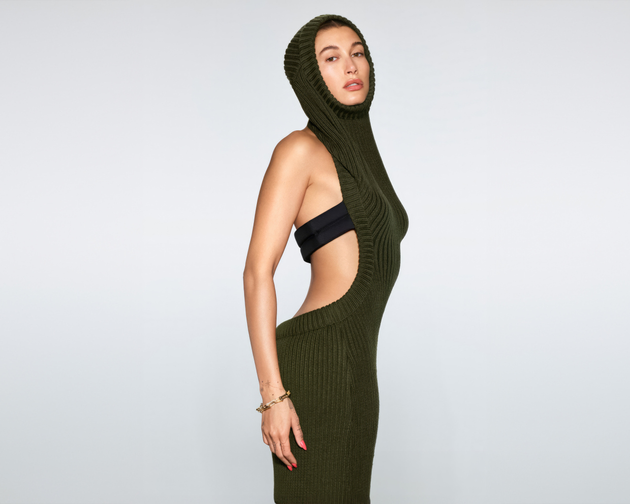 Милая девушка американская модель Хейли Бибер на сером фоне