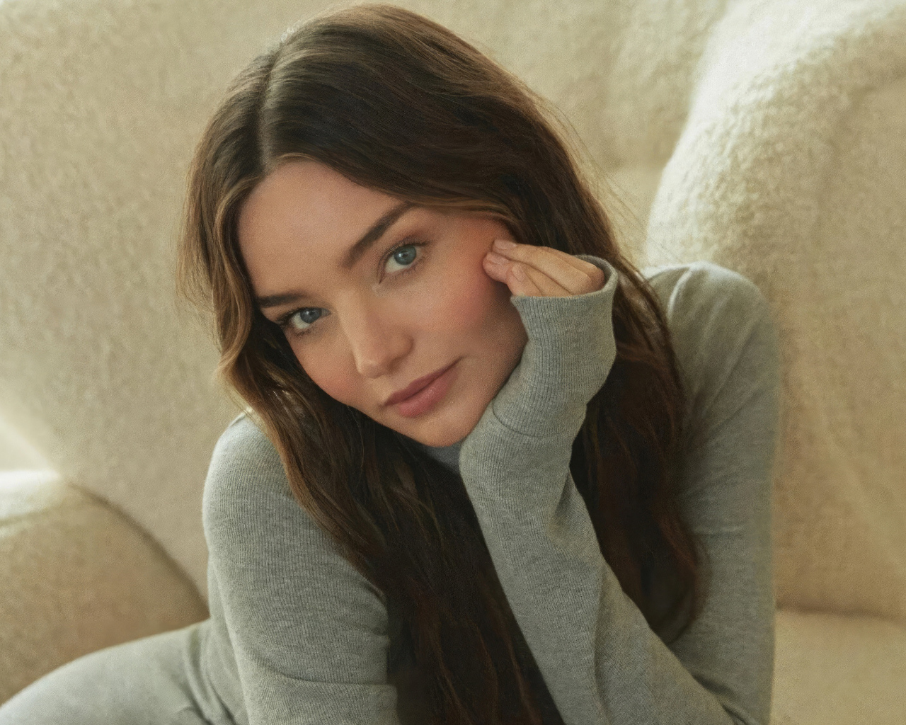 Нежная милая девушка модель Миранда Керр