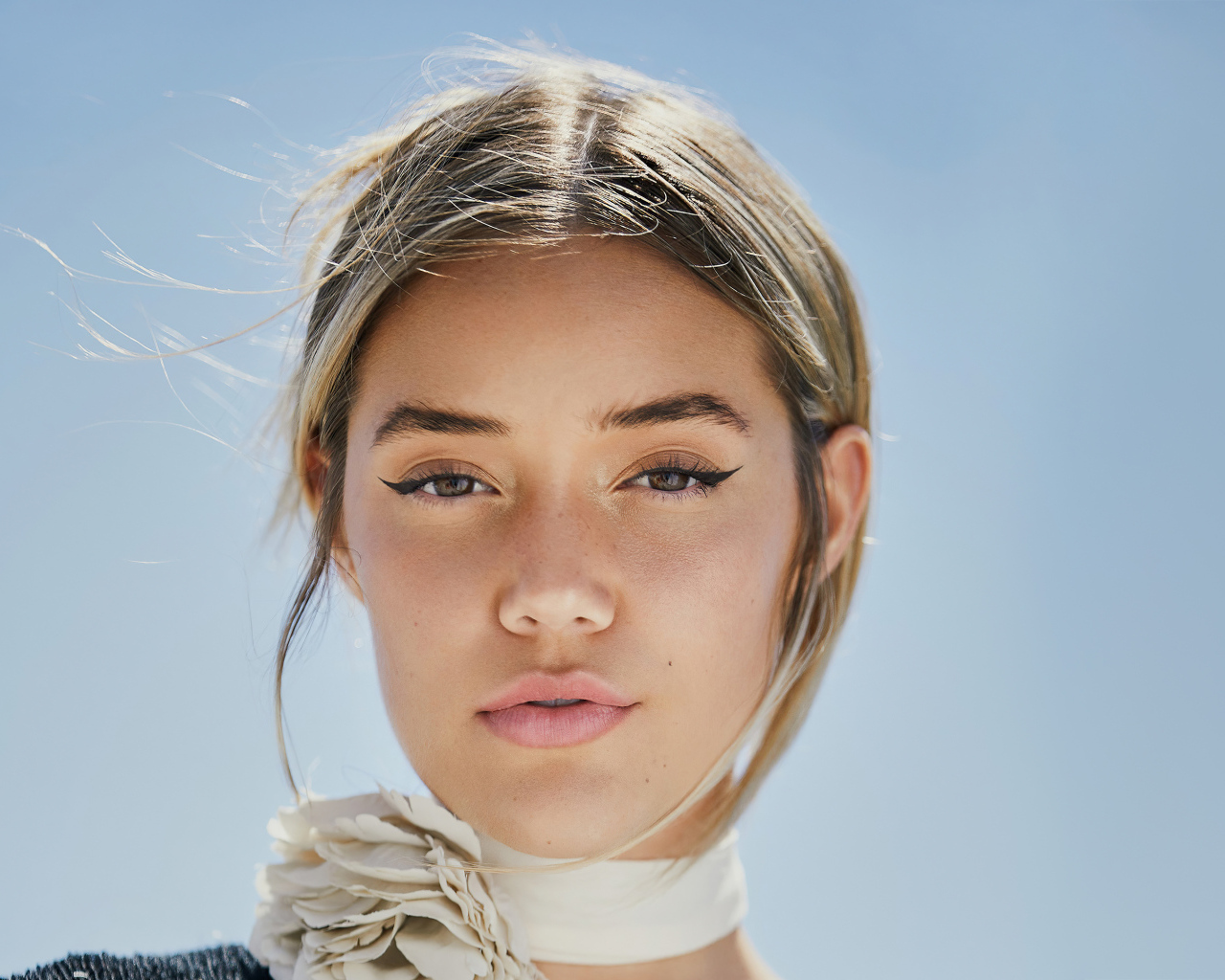 Девушка Olivia Ponton на сером фоне