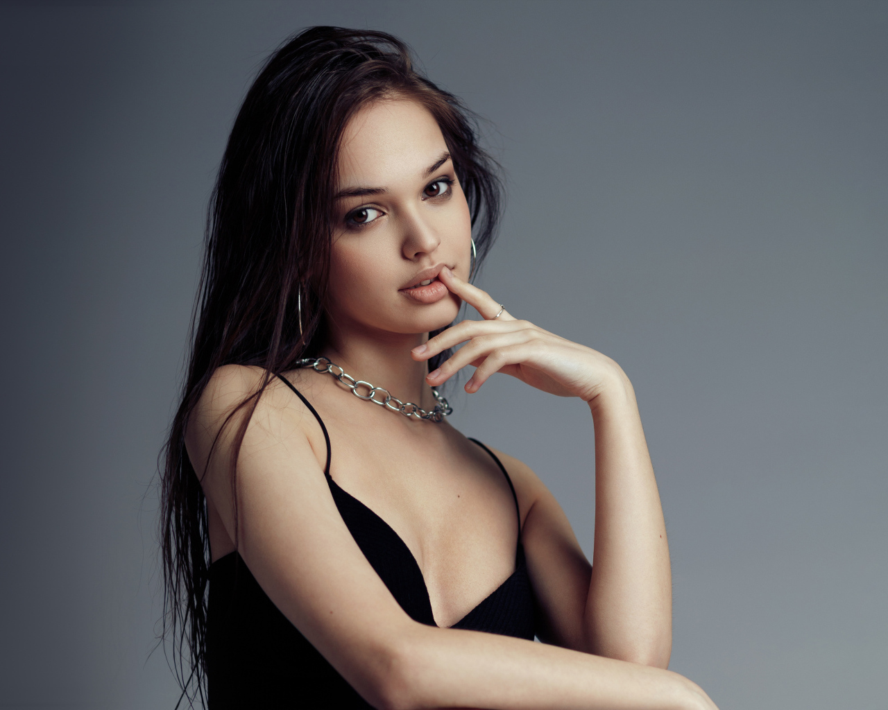 Девушка модель на сером фоне