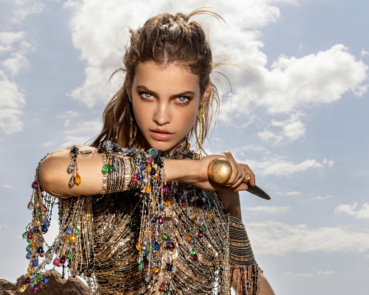 Модель Барбара Палвин с украшениями на руках