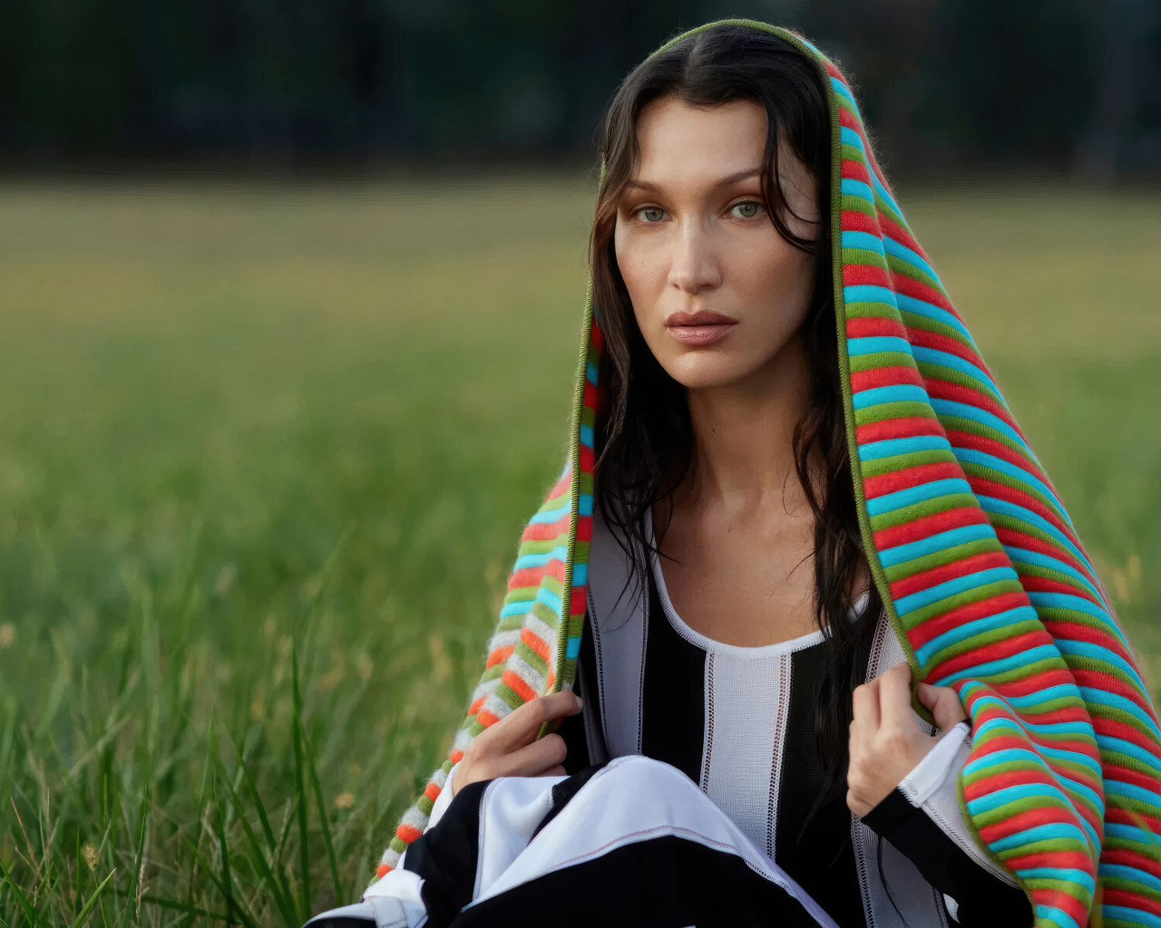 Модель Белла Хадид накрыта пледом сидит на траве