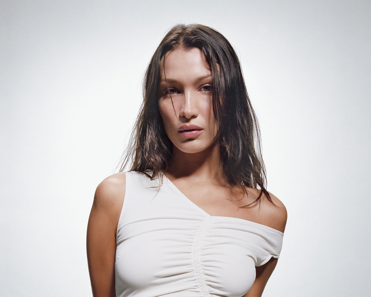 Модель Белла Хадид в белом платье на сером фоне