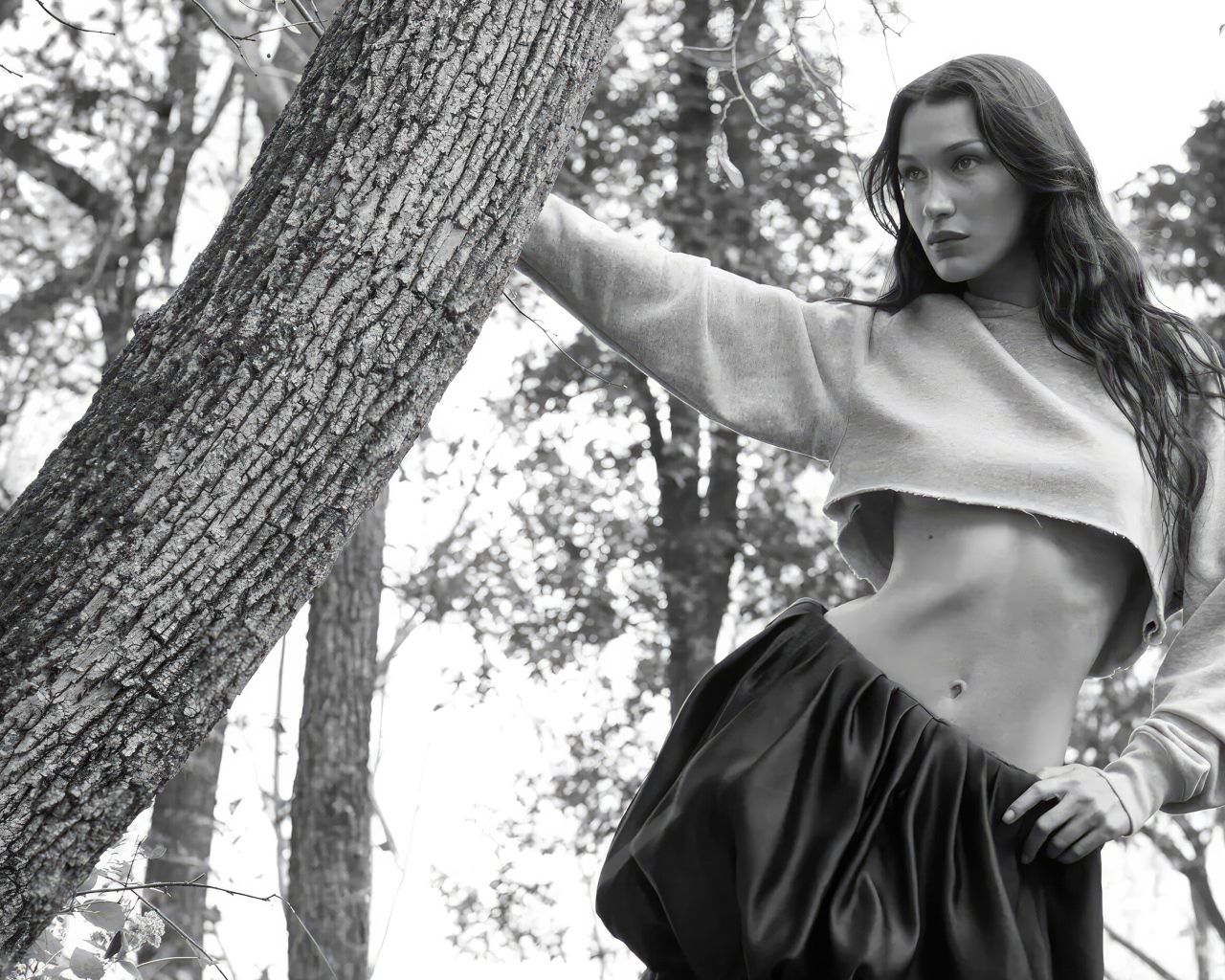 Модель Белла Хадид стоит у дерева в парке