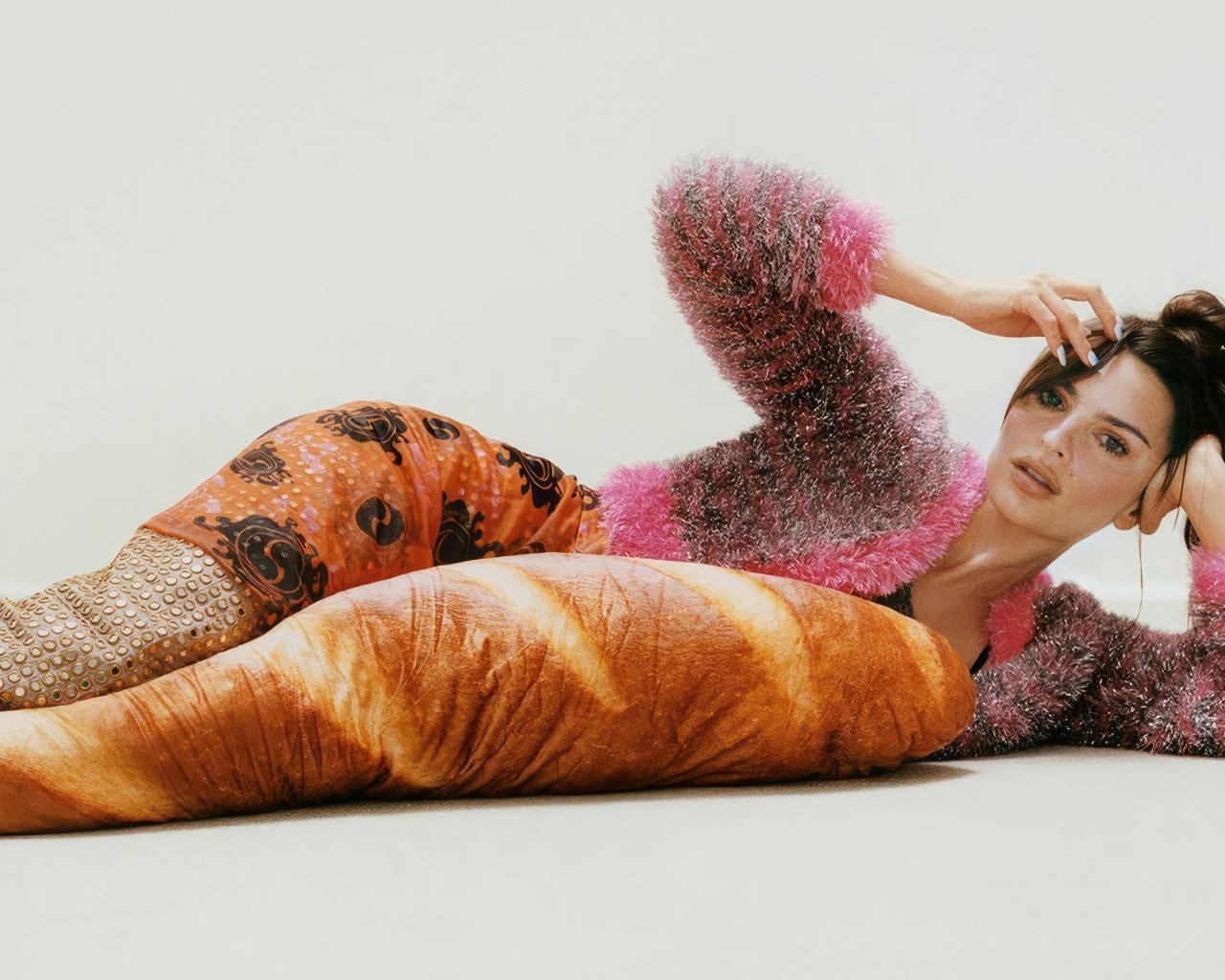 Модель Эмили Ратаковски лежит на полу