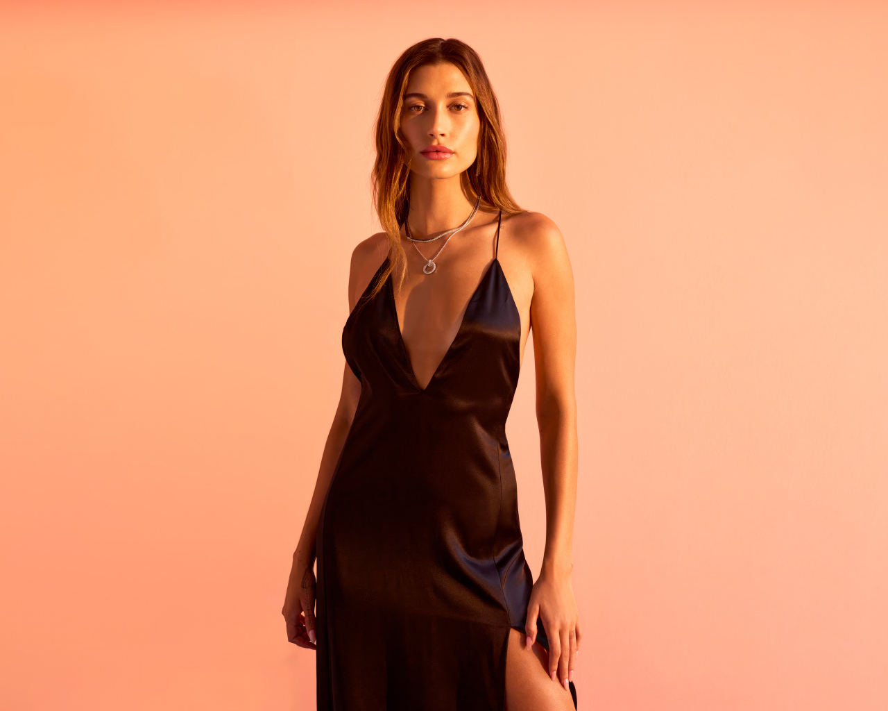 Модель Хейли Болдуин в черном платье