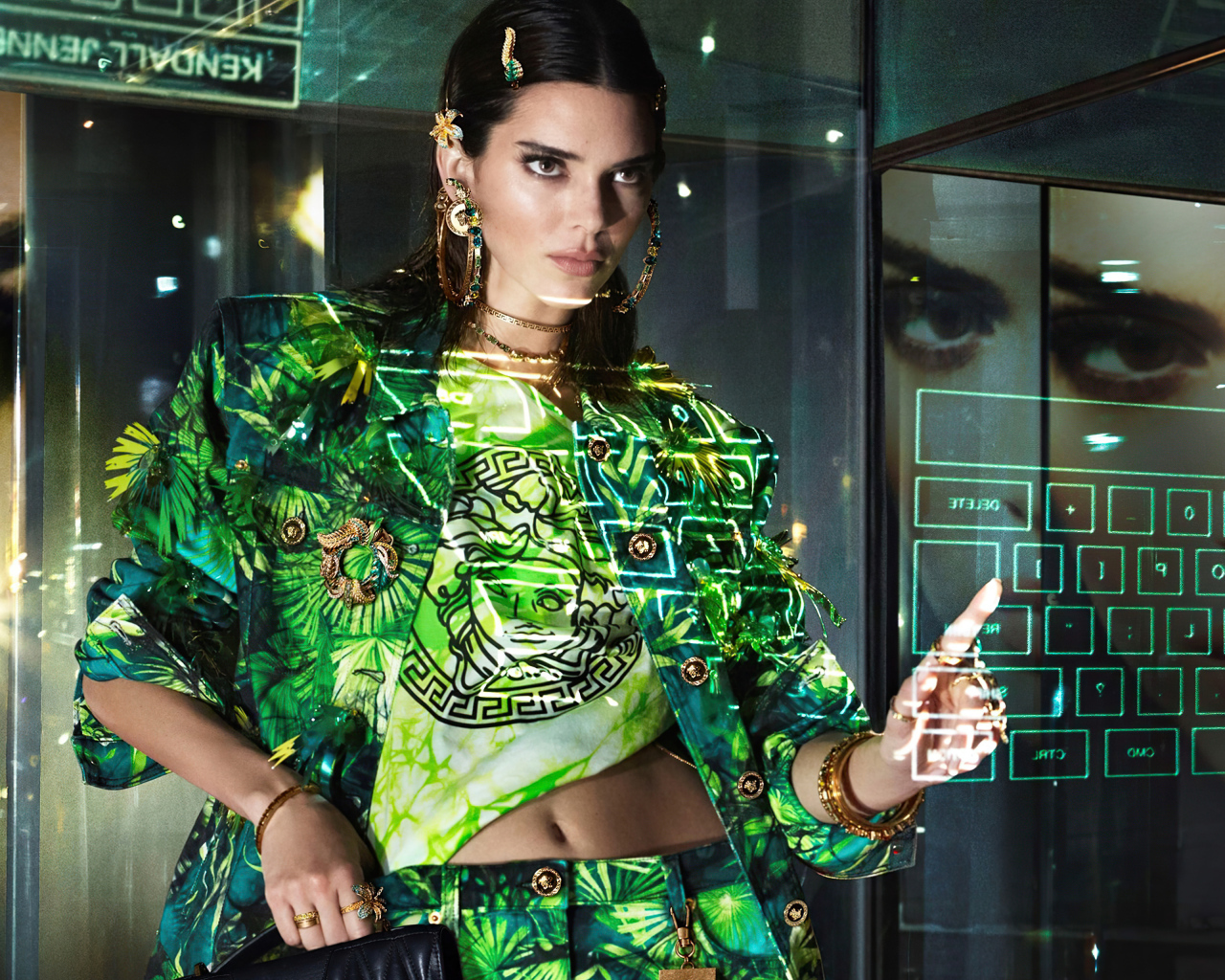 Модель Кендалл Дженнер в ярком костюме