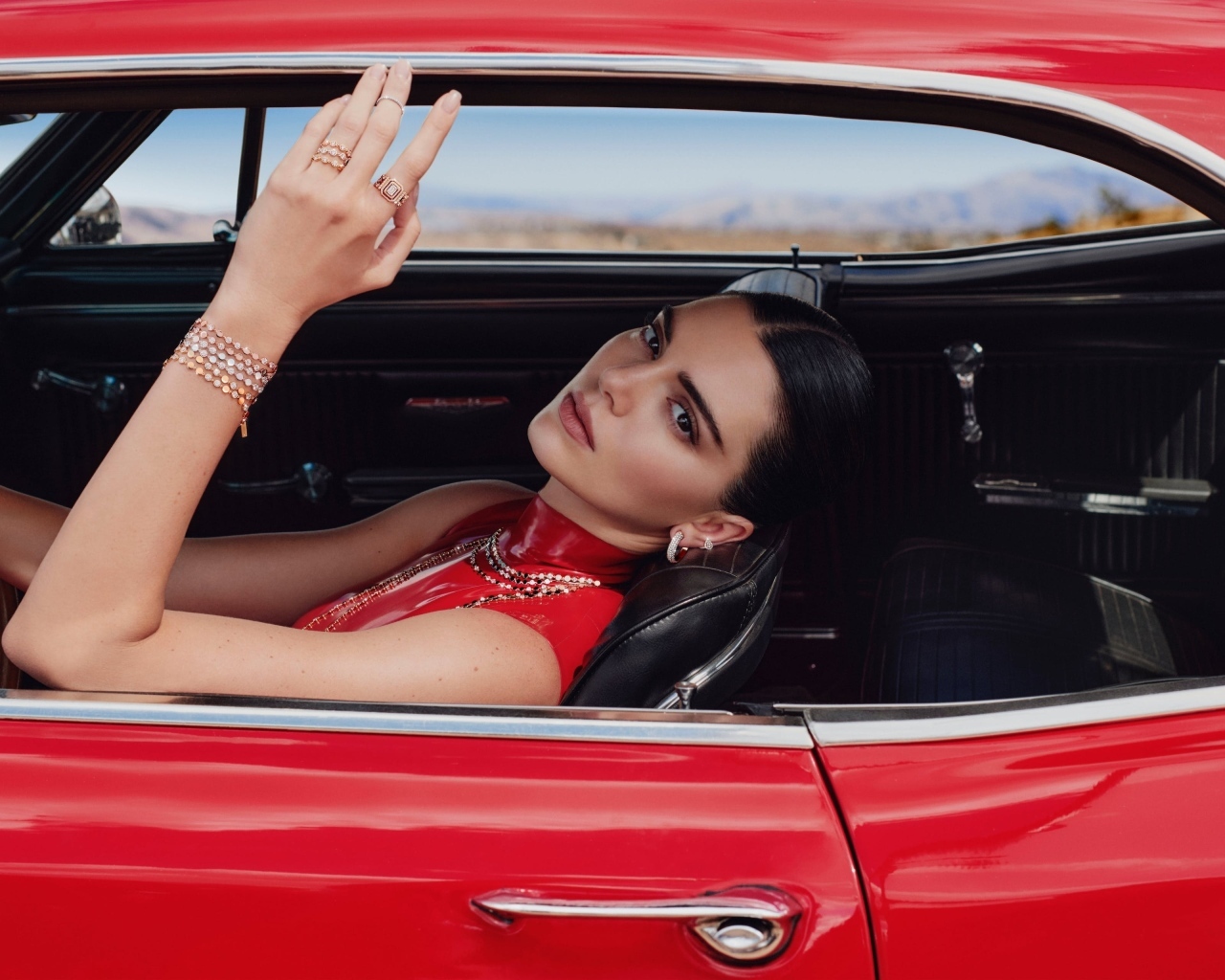 Модель Кендалл Дженнер в красном автомобиле