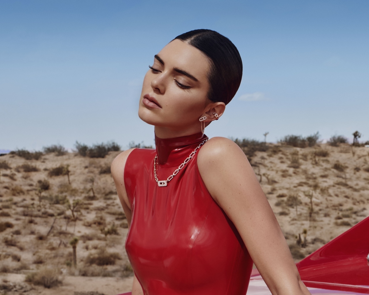 Модель Кендалл Дженнер в красном платье