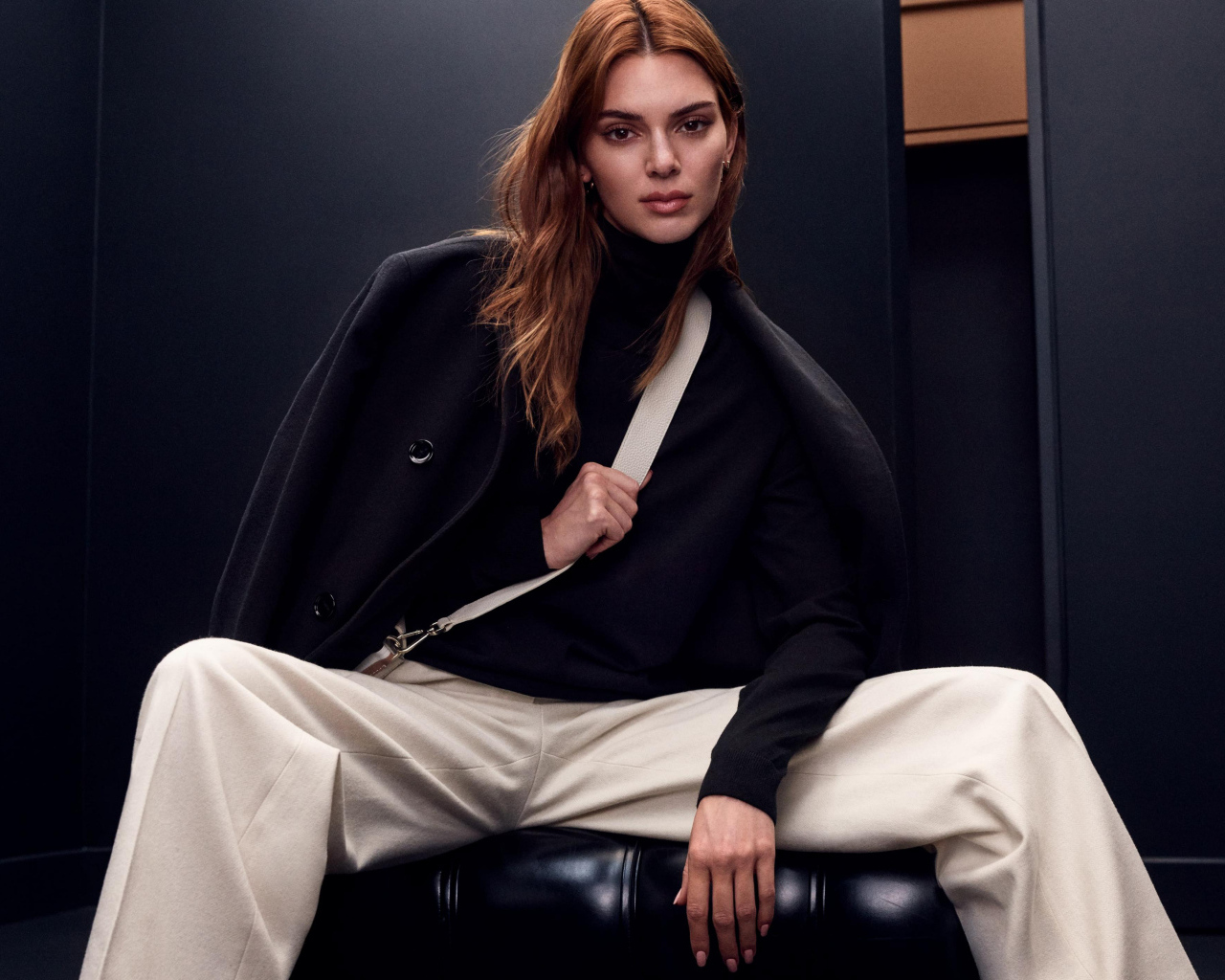 Модель Кендалл Дженнер в белых брюках