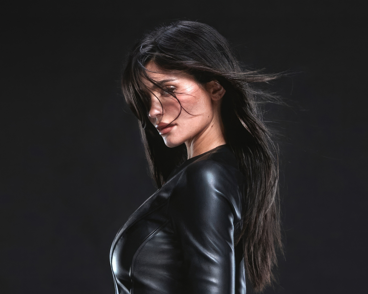 Модель Кайли Дженнер в черной куртке