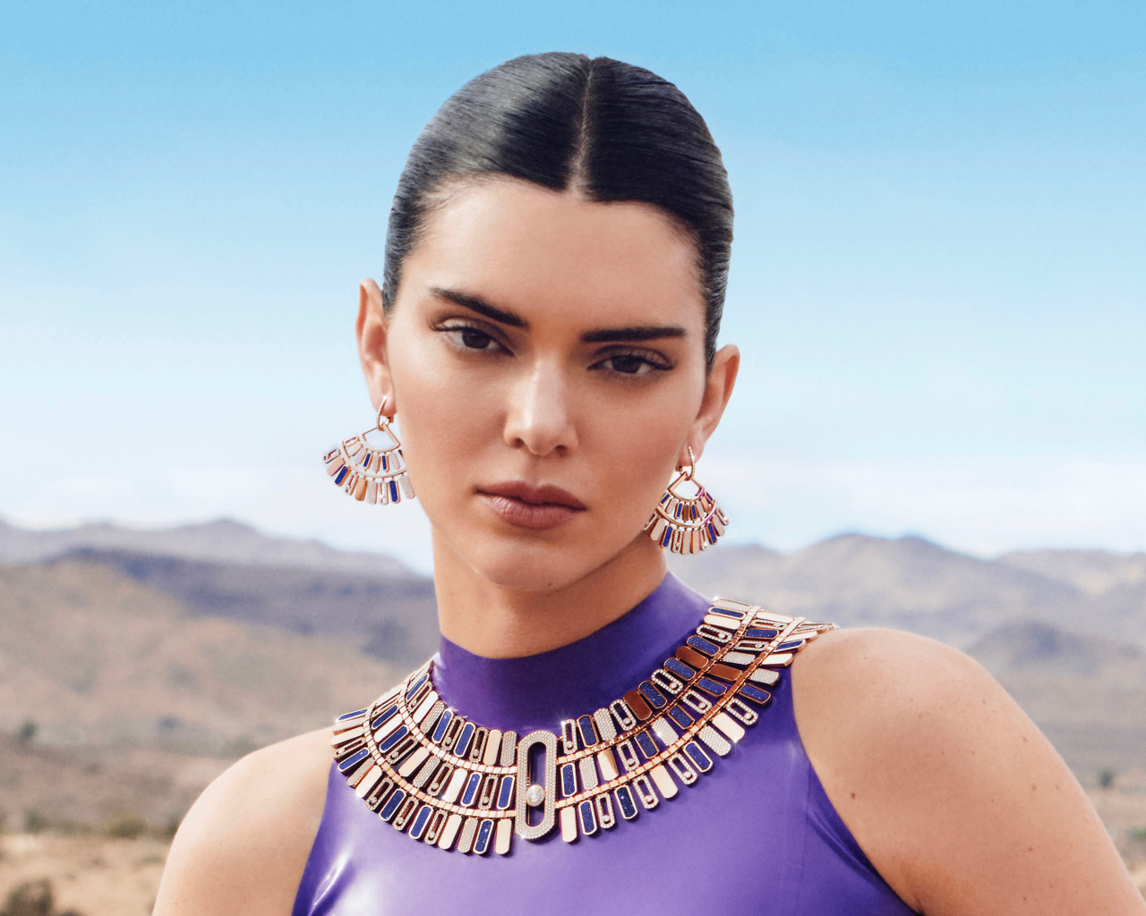 Серьезная девушка модель  Кендалл Дженнер