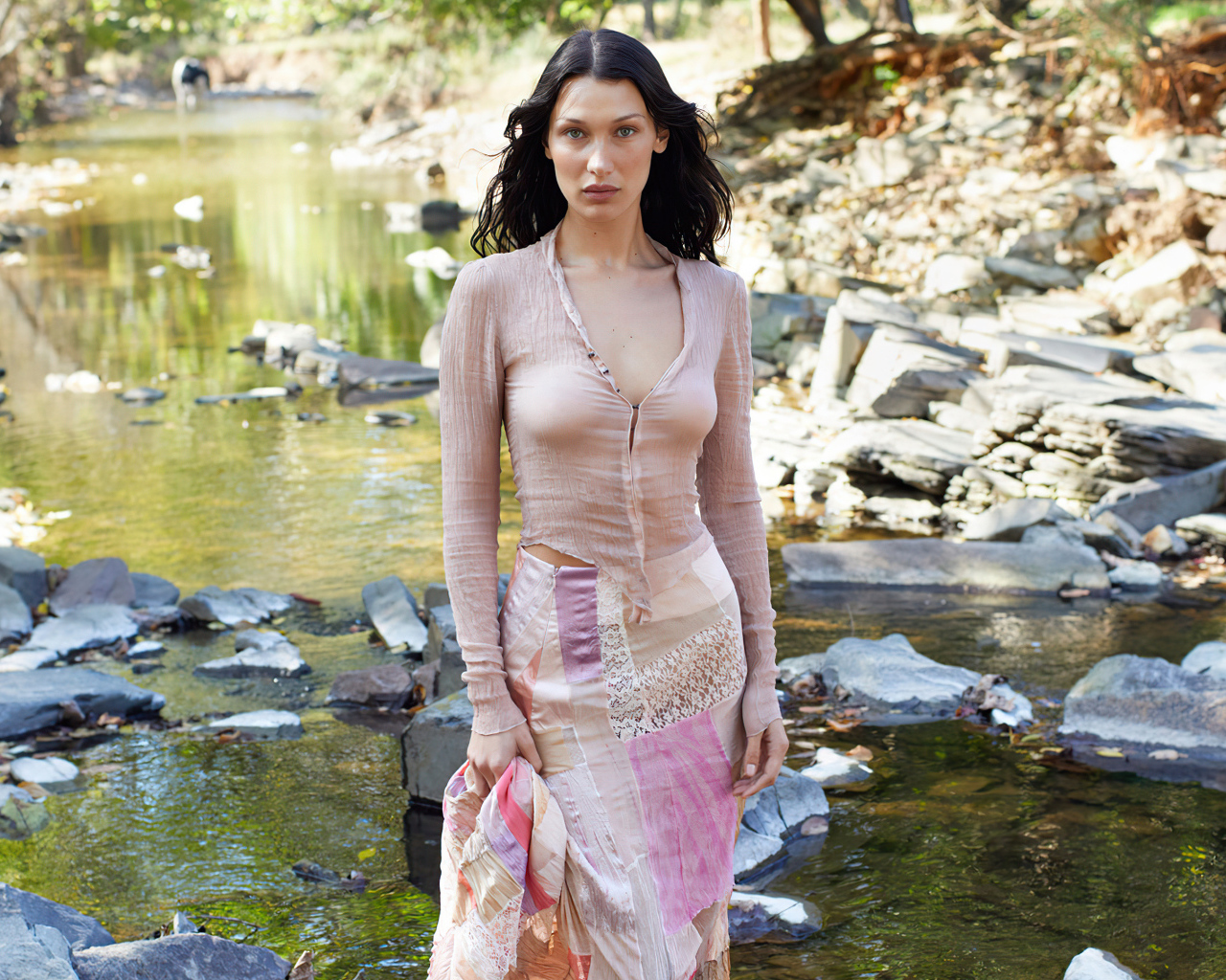 Супермодель Белла Хадид стоит у воды