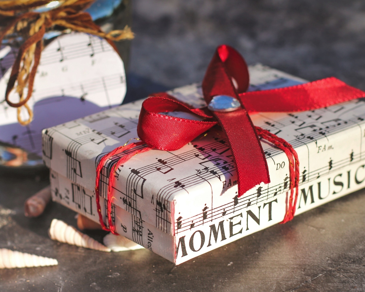 Большой подарок с красной лентой