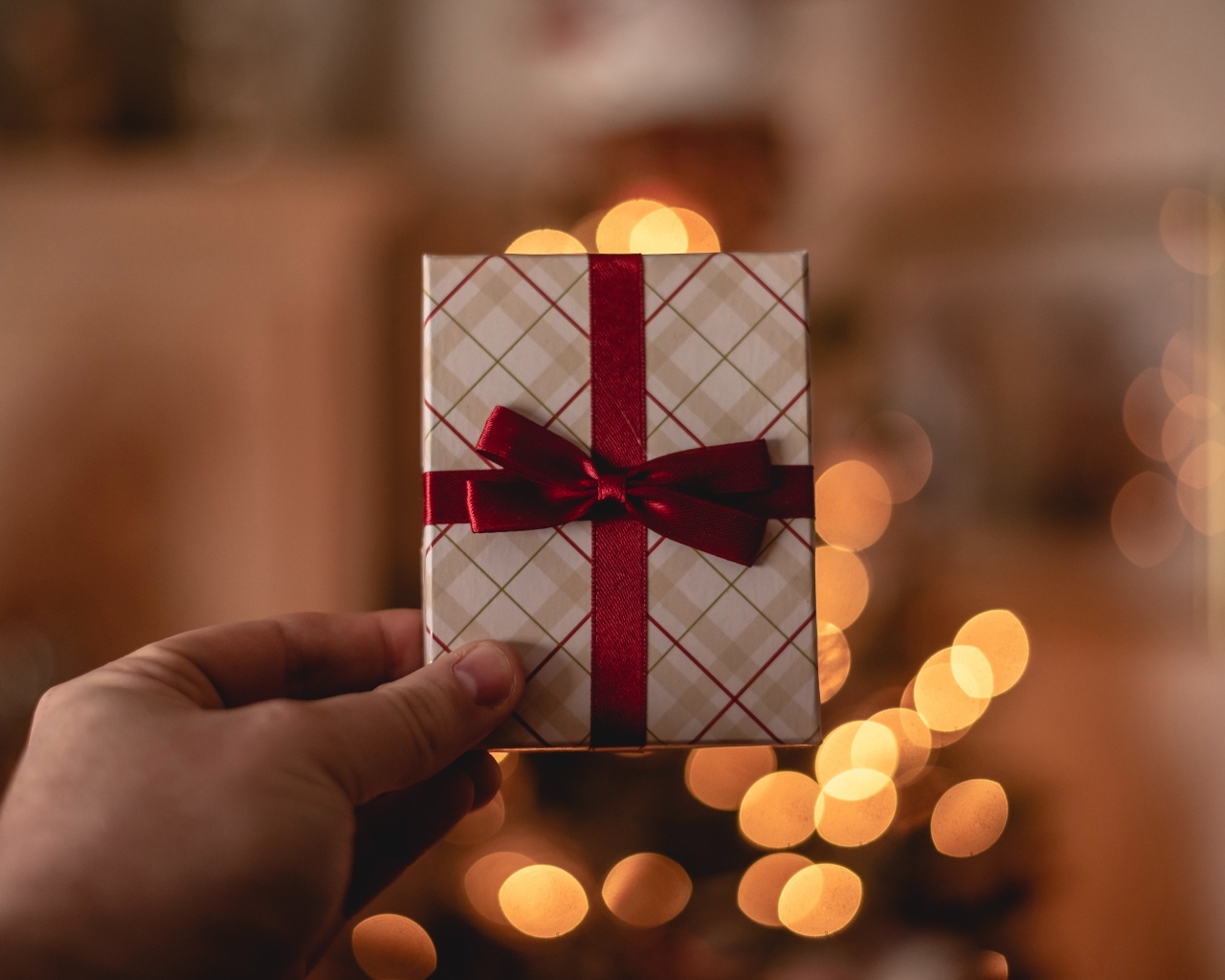 Маленький подарок в руке