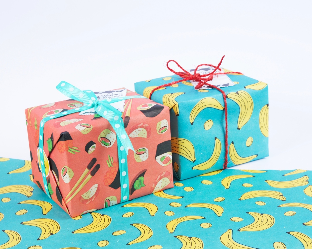 Две яркие разноцветные коробки с подарками