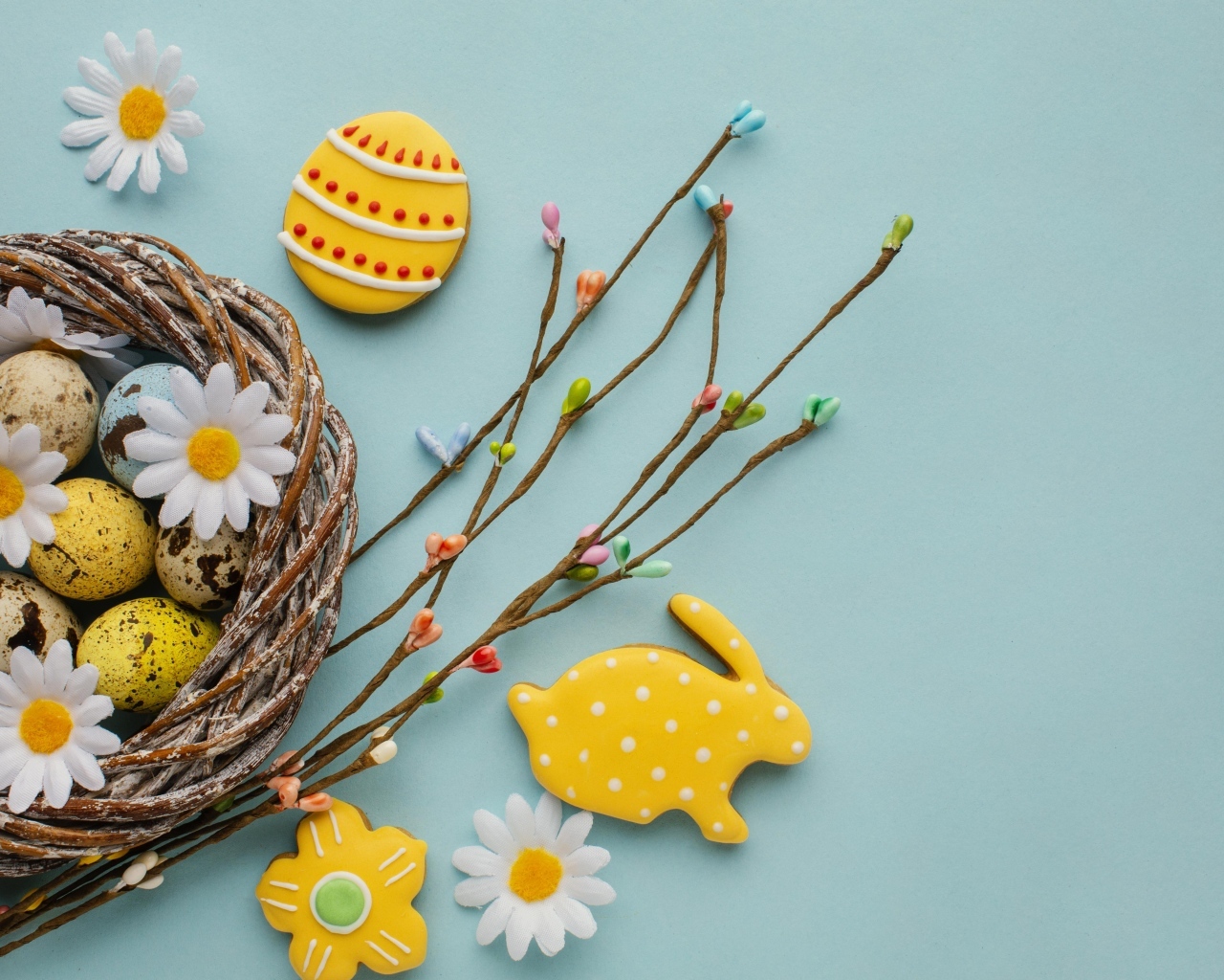 Красивый пасхальный декор на голубом фоне на праздник