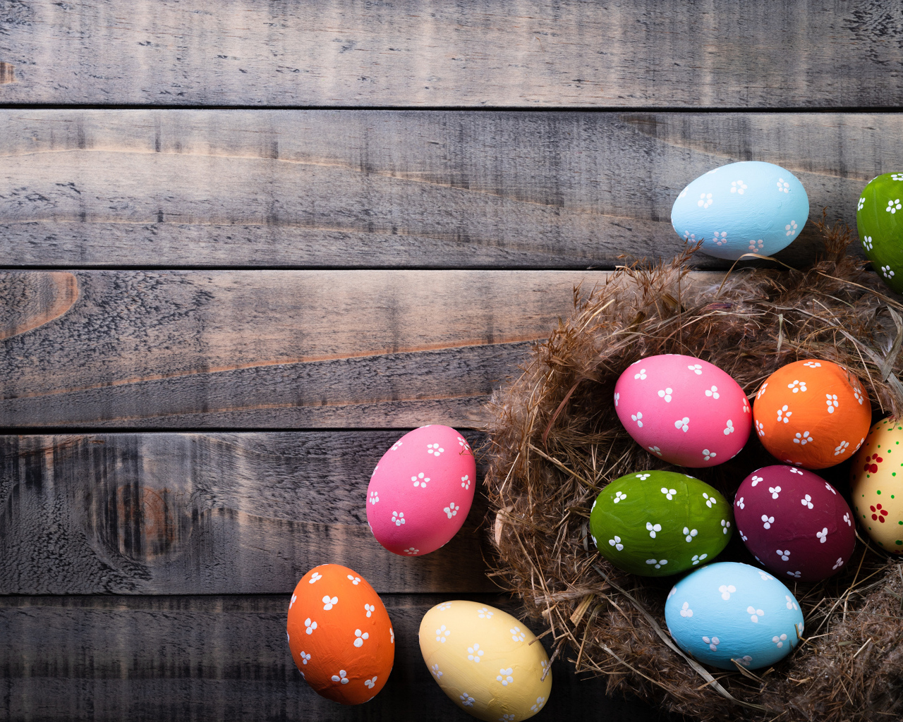 Красивые разноцветные яйца на великий праздник Пасха