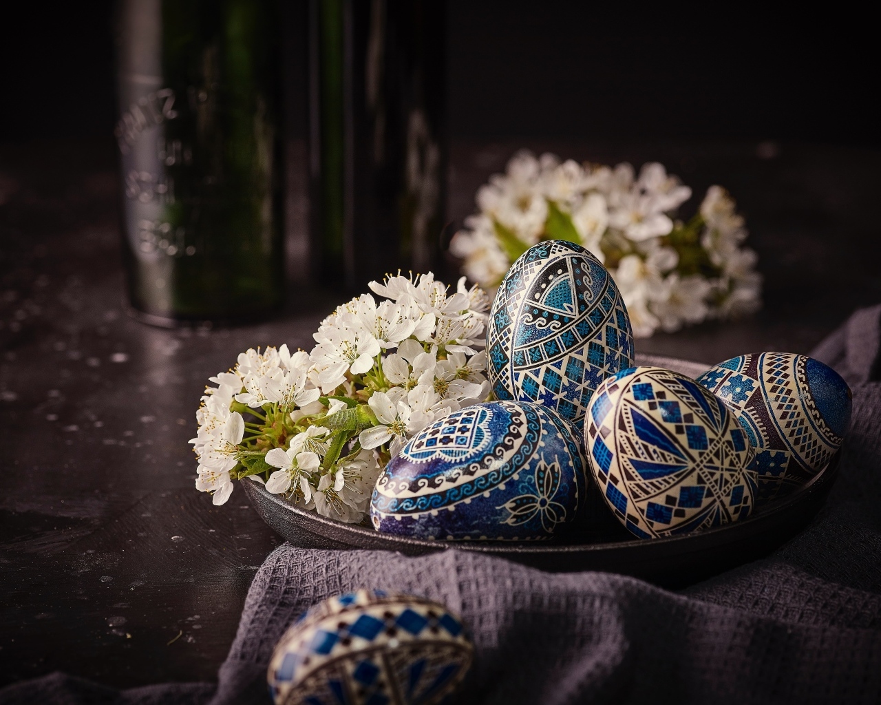 Красивые расписные яйца с цветами вишни на Пасху