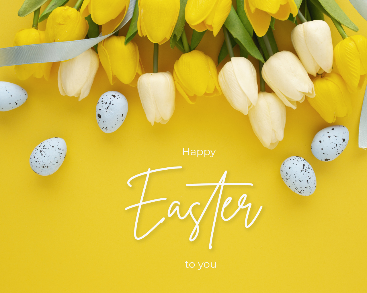Букет тюльпанов и яйца на желтом фоне с надписью Счастливой Пасхи