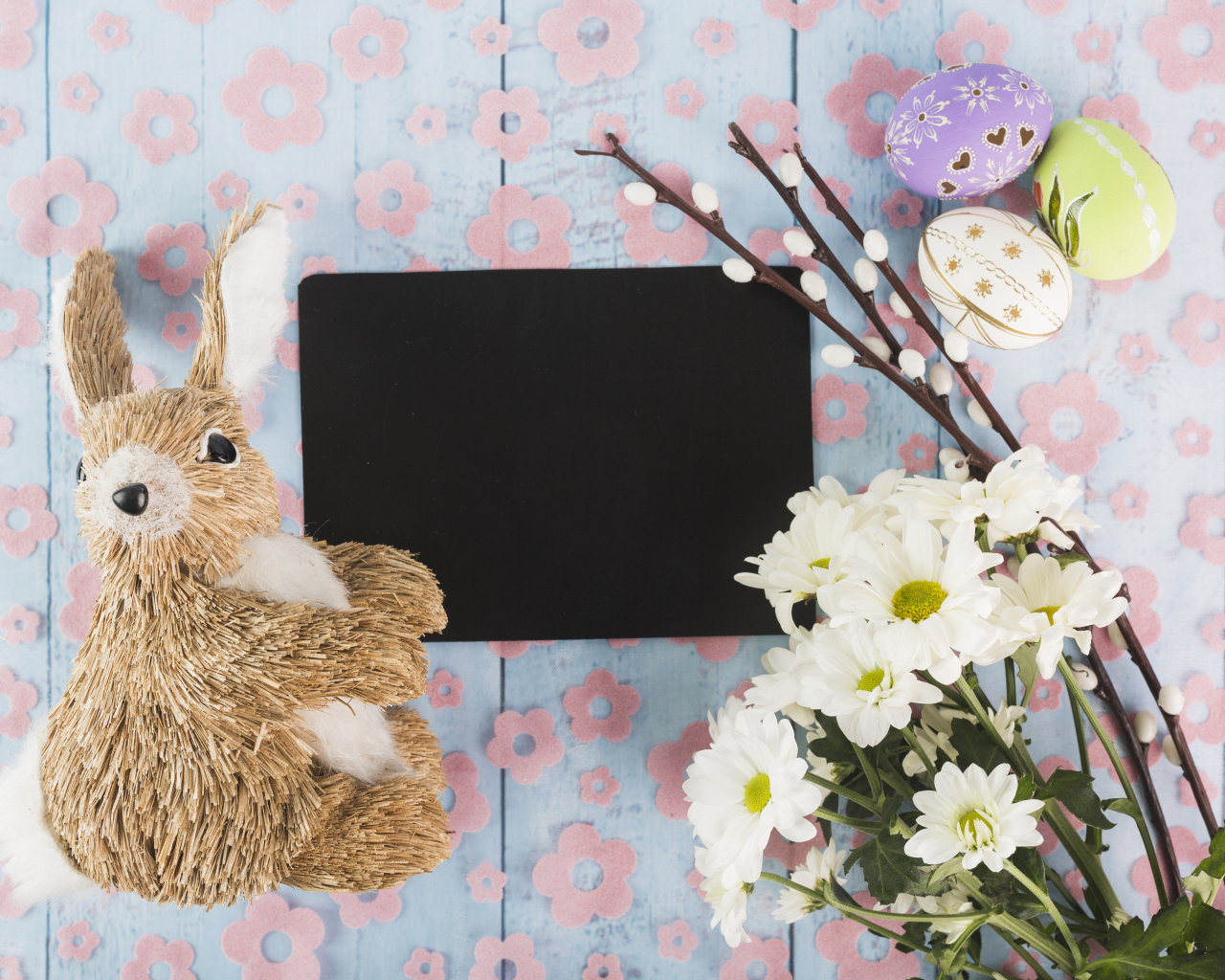 Цветы, яйца и кролик для шаблона поздравительной открытки на Пасху