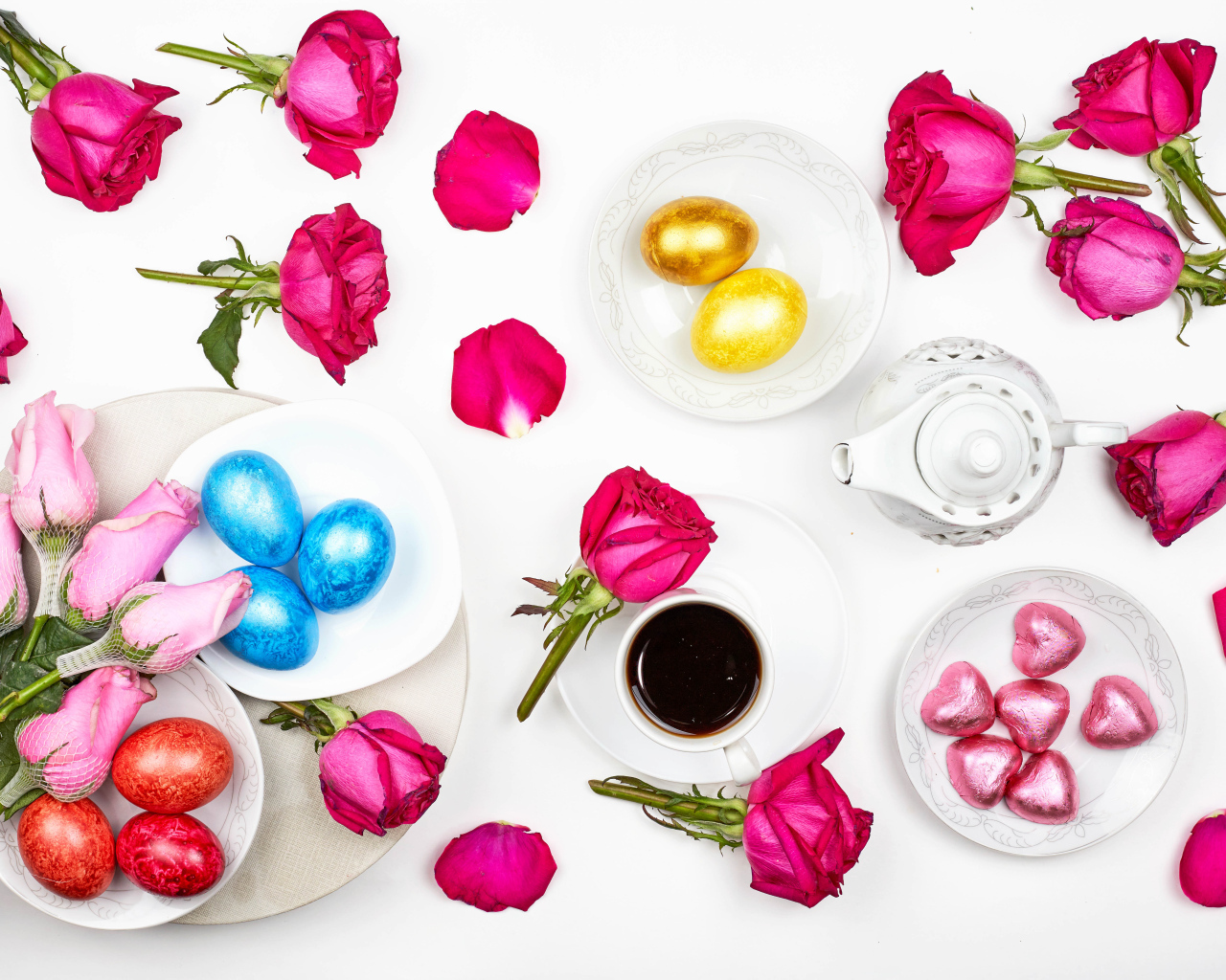 Розы и яйца на святой праздник Пасха