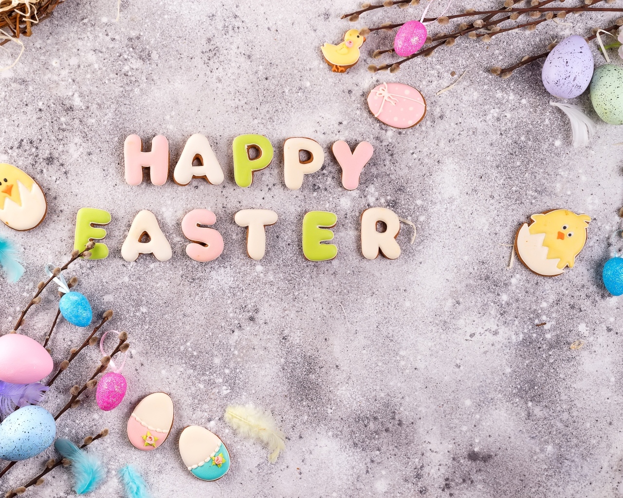 Надпись на сером столе Счастливой Пасхи
