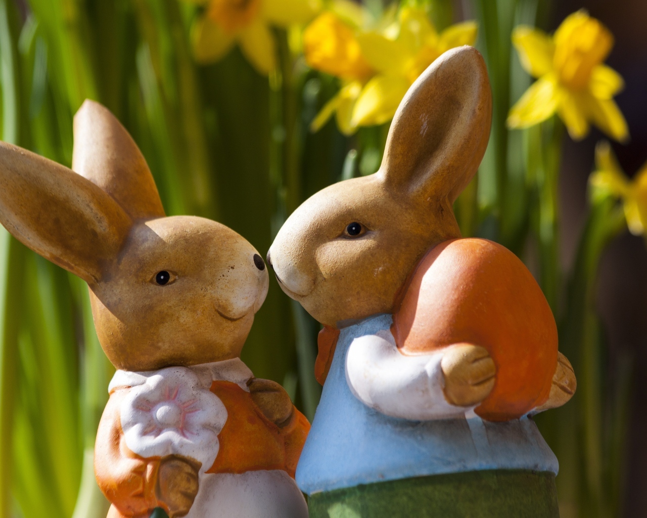 Два пасхальных кролика с яйцом
