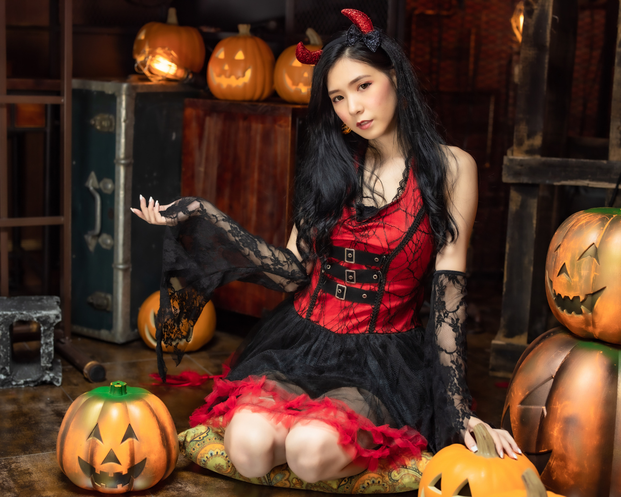 Милая девушка азиатка в костюме на Хэллоуин