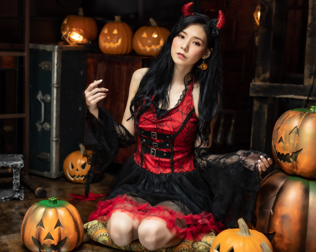 Девушка в красивом платье на Хэллоуин