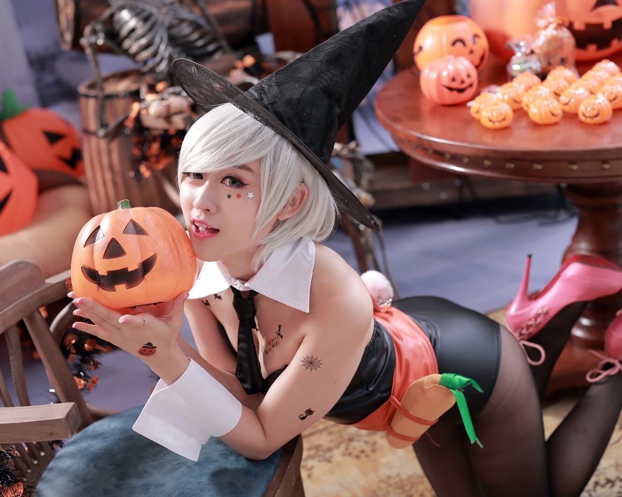 Девушка в костюме ведьмы на Хэллоуин