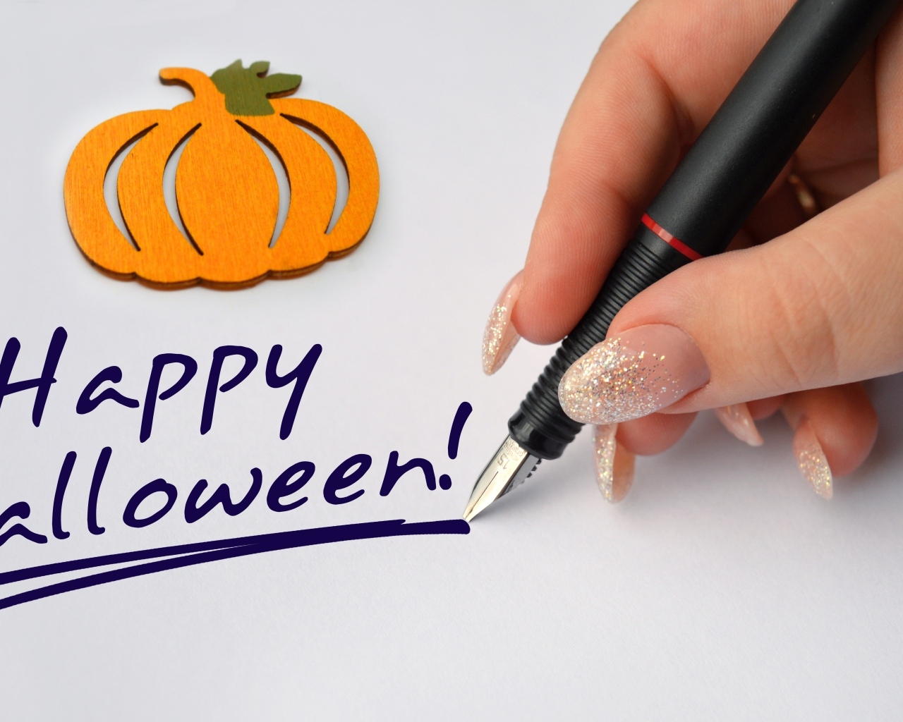 Ручка и надпись на Хэллоуин