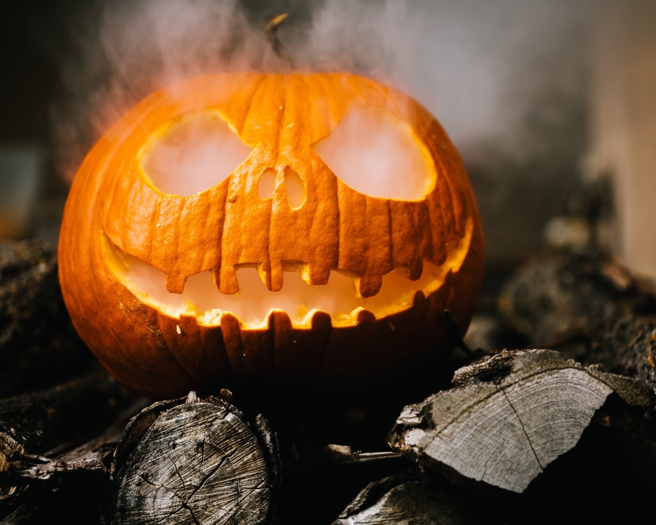 Тыква с дымом на праздник Хэллоуин