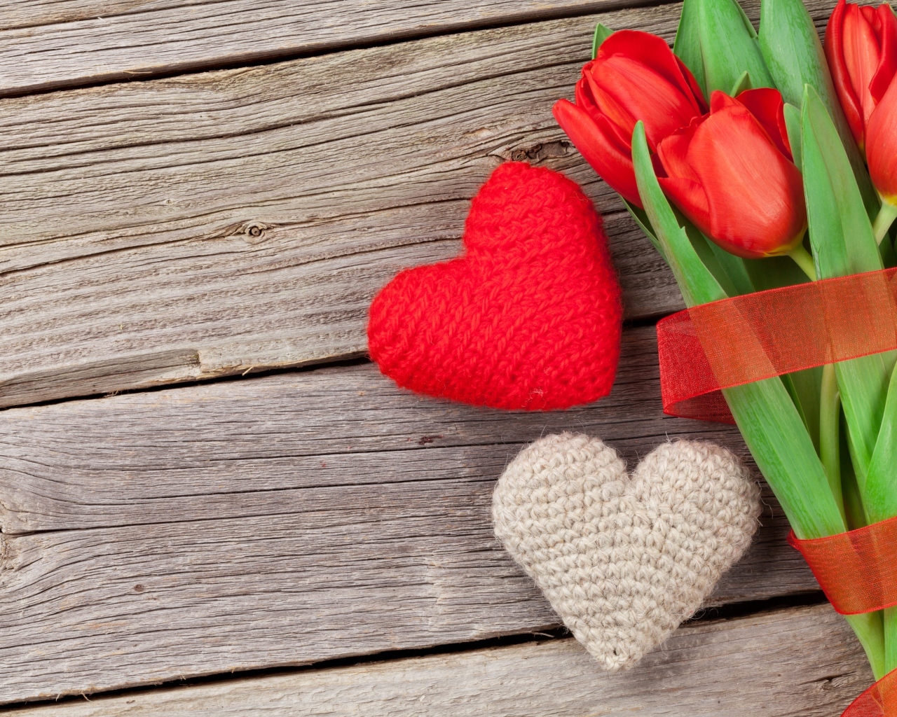 Букет тюльпанов и два сердца для любимой на 8 марта