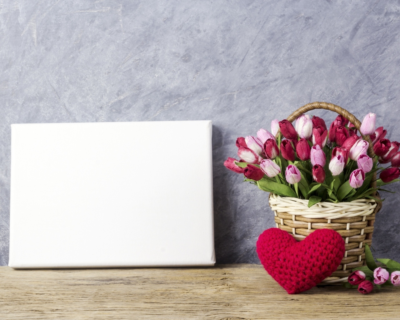 Корзина тюльпанов и шаблон для открытки на 8 марта